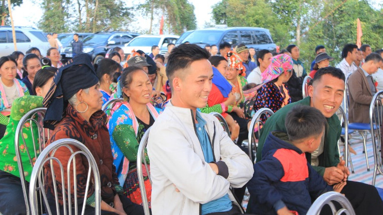 Nhân dân bản Pú Chả vui mừng khi sắp được sử dụng điện lưới quốc gia.