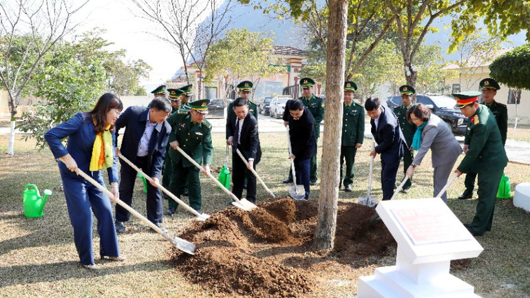 Phó Thủ tướng Chính phủ Hồ Đức Phớc, cùng các đồng chí lãnh đạo tỉnh Điện Biên trồng cây lưu niệm tại Cửa khẩu quốc tế Tây Trang.