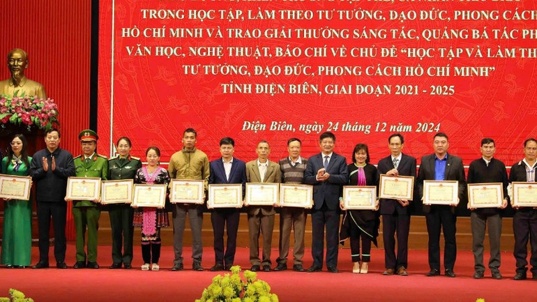 Đồng chí Lê Thành Đô, Chủ tịch Ủy ban nhân dân tỉnh Điện Biên và đồng chí Hà Quang Trung, Bí thư Thành ủy Điện Biên Phủ trao Bằng khen của Ủy ban nhân dân tỉnh Điện Biên tặng các điển hình tiên tiến trong học tập, làm theo đạo đức Hồ Chí Minh.