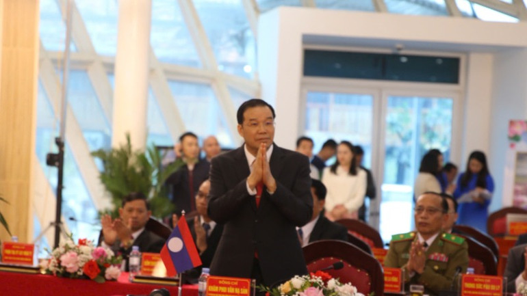 Đồng chí Khăm Phoi Văn Nạ Sản, Ủy viên Trung ương Đảng Nhân dân cách mạng Lào, Bí thư, Tỉnh trưởng tỉnh Phongsaly Trưởng đoàn đại biểu tỉnh Phongsaly dự hội đàm.