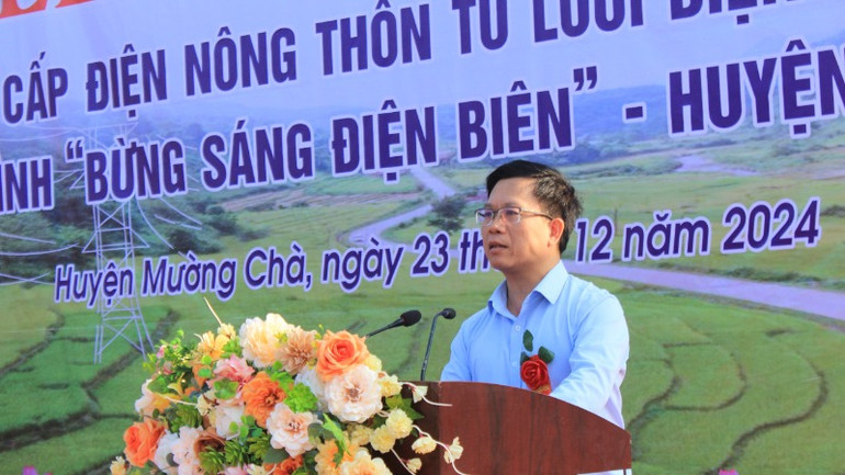 Đồng chí Phạm Đức Toàn, Phó Chủ tịch Thường trực Ủy ban nhân dân tỉnh Điện Biên chúc mừng nhân dân các dân tộc huyện Mường đã được đầu tư dự án cấp điện.