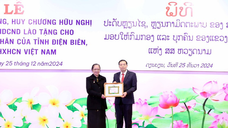 Thừa ủy quyền Thủ tướng Chính phủ nước Cộng hòa dân chủ nhân dân Lào, đồng chí Khăm Phoi Văn Nạ Sản, Bí thư, Tỉnh trưởng tỉnh Phongsaly trao Huy chương Hữu nghị tặng đồng chí Lò Mai Trinh, nguyên Bí thư Tỉnh ủy Điện Biên có thành tích thành tích, đóng góp trong phát triển kinh tế - xã hội tại tỉnh Phongsaly từ năm 2019 đến nay.