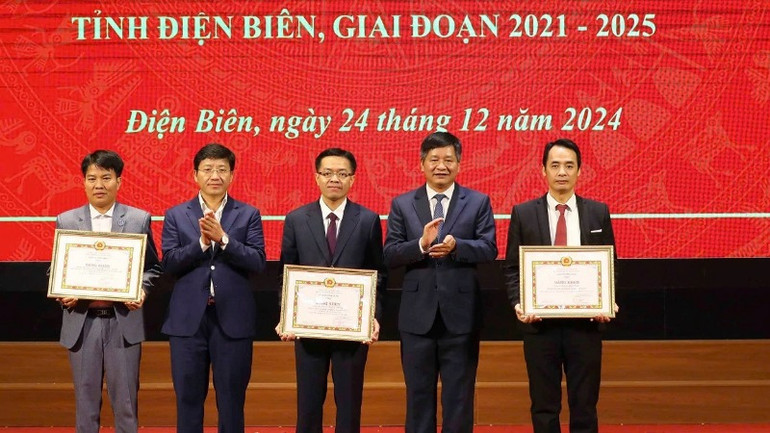 Đồng chí Mùa A Vảng, Ủy viên dự khuyết Trung ương Đảng, Chủ tịch Ủy ban Trung ương Mặt trận Tổ quốc Việt Nam tỉnh Điện Biên và đồng chí Lê Thành Đô, Chủ tịch Ủy ban nhân dân tỉnh Điện Biên, trao Bằng khen của Ban Tuyên giáo Trung ương tặng các tập thể, cá nhân có nhiều thành tích trong học tập, làm theo tư tưởng, đạo đức, phong cách Hồ Chí Minh.