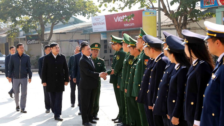 Phó Thủ tướng Chính phủ Hồ Đức Phớc thăm hỏi cán bộ, chiến sĩ Đồn Biên phòng Cửa khẩu quốc tế Tây Trang.