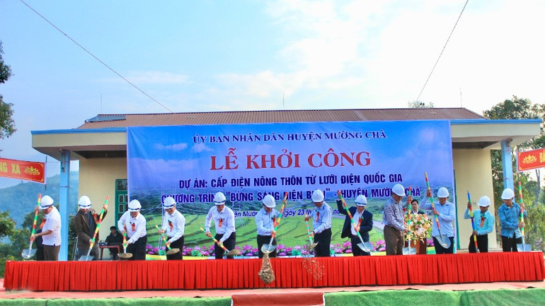 Các đồng chí lãnh đạo tỉnh Điện Biên, lãnh đạo huyện Mường Chà và nhân dân bản Pú Chả thực hiện nghi thức động thổ, khởi công dự án cấp điện nông thôn từ lưới điện quốc gia.