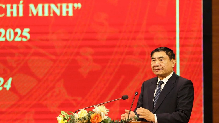 Đồng chí Trần Quốc Cường, Ủy viên Trung ương Đảng, Bí thư Tỉnh ủy Điện Biên, chúc mừng các tập thể, cá nhân được tôn vinh điển hình tiên tiến trong học tập, làm theo tư tưởng, đạo đức, phong cách Hồ Chí Minh.