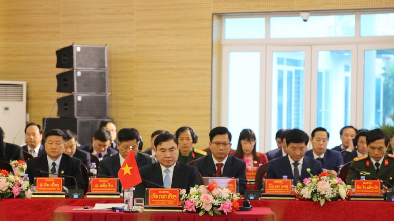 Các đồng chí đại biểu Đoàn Điện Biên dự hội đàm.