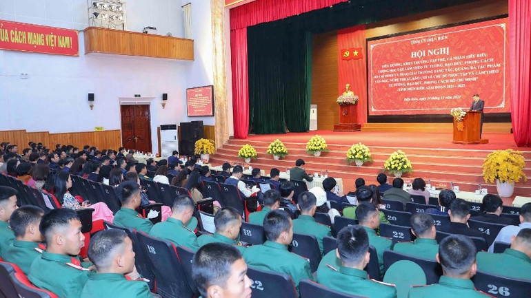 Đông đảo cán bộ, chiến sĩ các lực lượng vũ trang và cán bộ, nhân dân Điện Biên dự lễ trao giải và chúc mừng các tác giả có tác phẩm được tặng giải thưởng sáng tác, quảng bá tác phẩm văn học, nghệ thuật, báo chí về chủ đề “Học tập và làm theo tư tưởng, đạo đức, phong cách Hồ Chí Minh” tỉnh Điện Biên. Đông đảo cán bộ, chiến sĩ các lực lượng vũ trang và cán bộ, nhân dân Điện Biên dự lễ trao giải và chúc mừng các tác giả có tác phẩm được tặng giải thưởng sáng tác, quảng bá tác phẩm văn học, nghệ thuật, báo chí về chủ đề “Học tập và làm theo tư tưởng, đạo đức, phong cách Hồ Chí Minh” tỉnh Điện Biên.