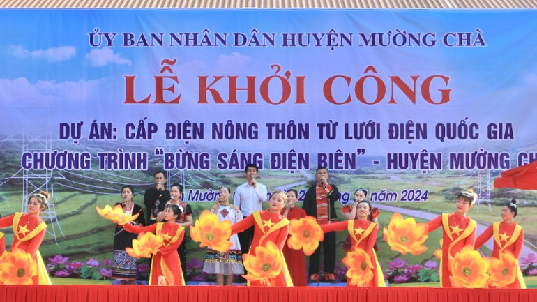Chương trình văn nghệ đặc sắc do nhân dân huyện Mường Chà biểu diễn mừng lễ khởi công dự án đầu tư xây dựng điện nông thôn từ lưới điện quốc gia.