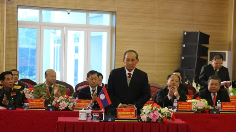 Đồng chí Khăm Khẳn Chăn Thạ Vi Súc, Ủy viên Trung ương Đảng Nhân dân cách mạng Lào, Bí thư, Tỉnh trưởng, Trưởng đoàn đại biểu tỉnh Luang Prabang dự hội đàm.