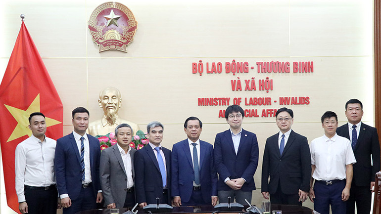 Thứ trưởng Nguyễn Bá Hoan và Bí thư thứ nhất Đại sứ quán Nhật Bản tại Việt Nam Ishii Chikahisa và các đại biểu. (Ảnh: Molisa)