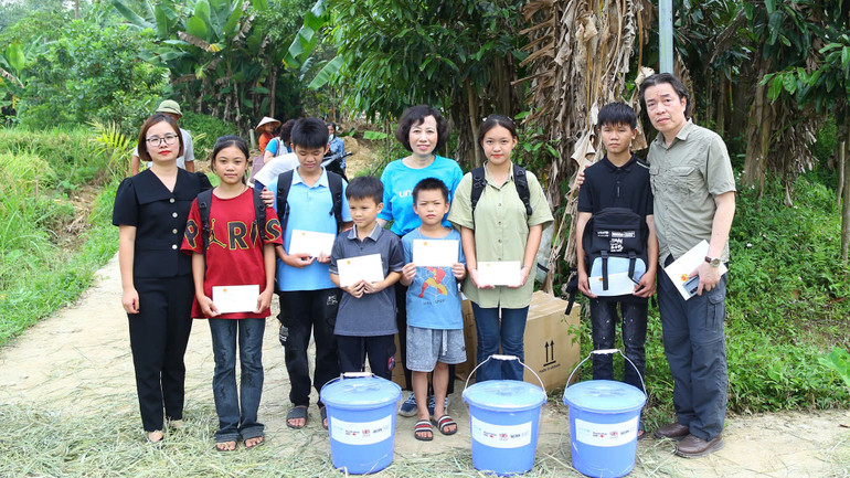 Đại diện đoàn công tác và UNICEF tại Việt Nam tặng quà hỗ trợ trẻ em tại tỉnh Yên Bái bị ảnh hưởng bởi bão số 3, ngày 27/9/2024. (Ảnh: Molisa)