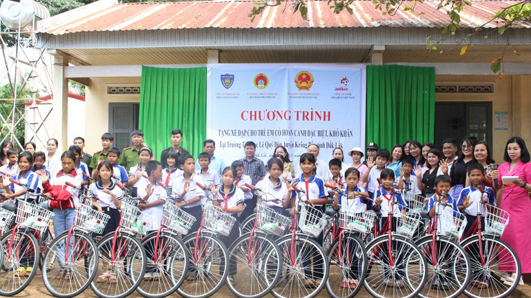 Tặng xe đạp cho học sinh có hoàn cảnh khó khăn tại Trường tiểu học Lê Quý Đôn, xã Ea Kly, huyện Krông Pắc, tỉnh Đắk Lắk. (Ảnh: Ban tổ chức) Tặng xe đạp cho học sinh có hoàn cảnh khó khăn tại Trường tiểu học Lê Quý Đôn, xã Ea Kly, huyện Krông Pắc, tỉnh Đắk Lắk. (Ảnh: Ban tổ chức)
