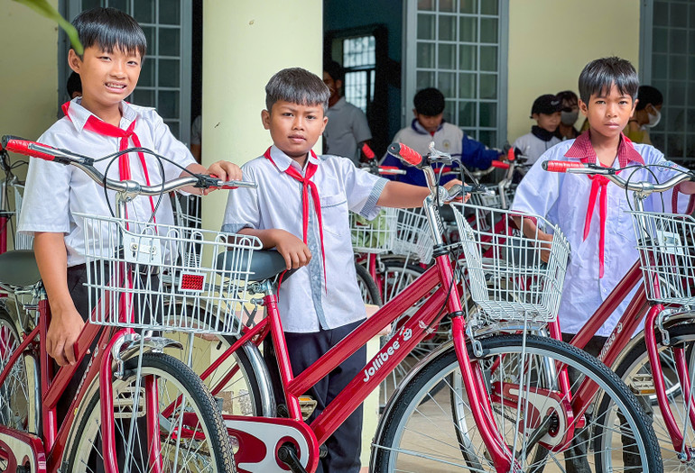 Xe đạp đã được trao tận tay các em nhỏ. (Ảnh: Ban tổ chức) Xe đạp đã được trao tận tay các em nhỏ. (Ảnh: Ban tổ chức)