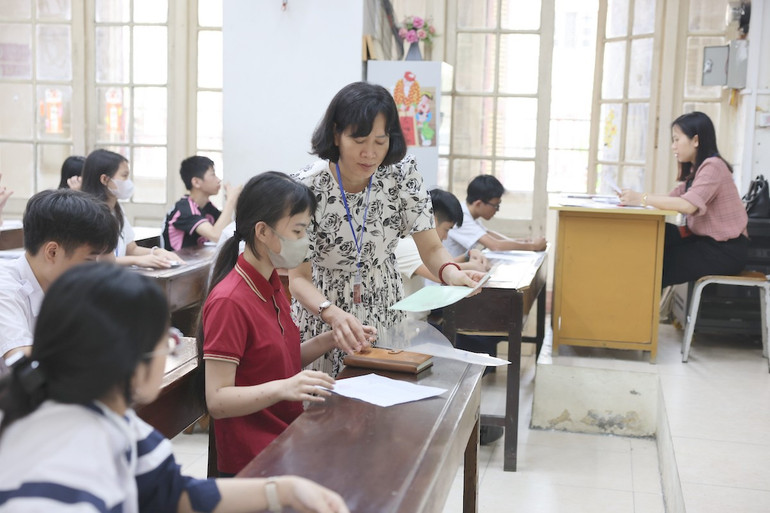 Tại phòng thi của điểm thi Trường THPT Trần Phú (Hoàn Kiếm, Hà Nội) Tại phòng thi của điểm thi Trường THPT Trần Phú (Hoàn Kiếm, Hà Nội)