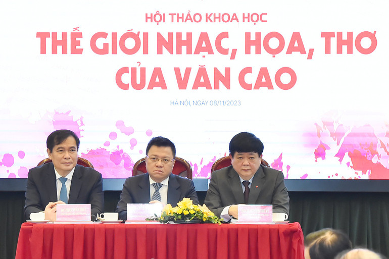 Đồng chí Lê Quốc Minh; Phó Giáo sư, Tiến sĩ, nhà văn Nguyễn Thế Kỷ và đồng chí Phan Xuân Thủy chủ trì Hội thảo.