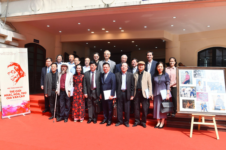 Các đại biểu tham dự Hội thảo chụp ảnh lưu niệm.