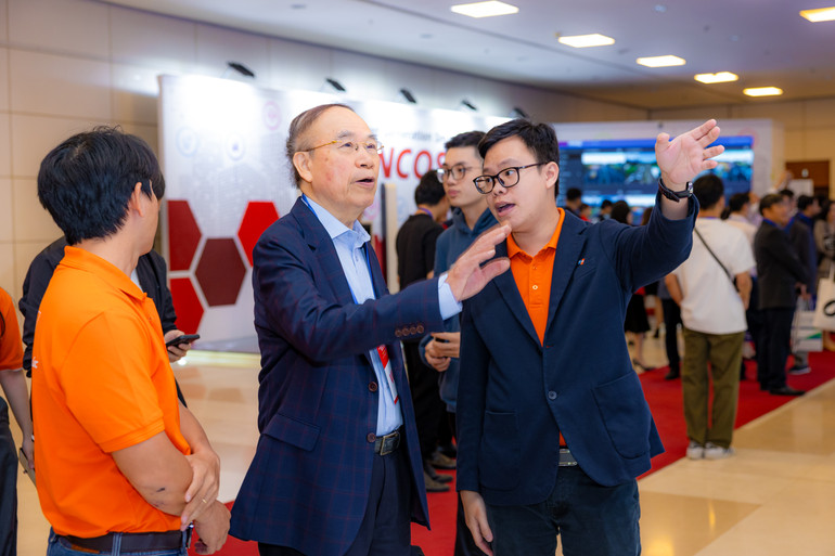 FPT trình diễn hệ sinh thái “Nâng tầm cuộc sống với Đô thị thông minh”.