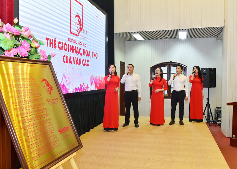 Bài hát Tiến quân ca mở đầu cho Tọa đàm khoa học “Thế giới Nhạc, Họa, Thơ của Văn Cao” tại Báo Nhân Dân.