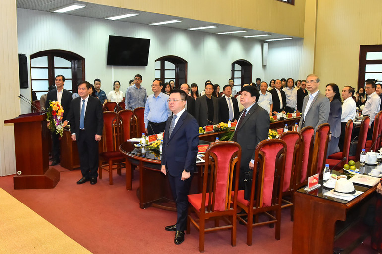 Khi ca khúc Tiến quân ca vang lên, các đại biểu xúc động đứng lên...