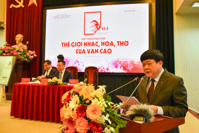 PGS, TS Nguyễn Thế Kỷ, nguyên Ủy viên Trung ương Đảng, Chủ tịch Hội đồng Lý luận, phê bình văn học, nghệ thuật Trung ương phát biểu khai mạc và đề dẫn.