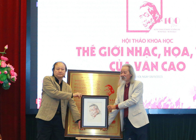 Nhạc sĩ Văn Thao, họa sĩ Nghiêm Thành đại diện gia đình nhạc sĩ nhận bức tranh.