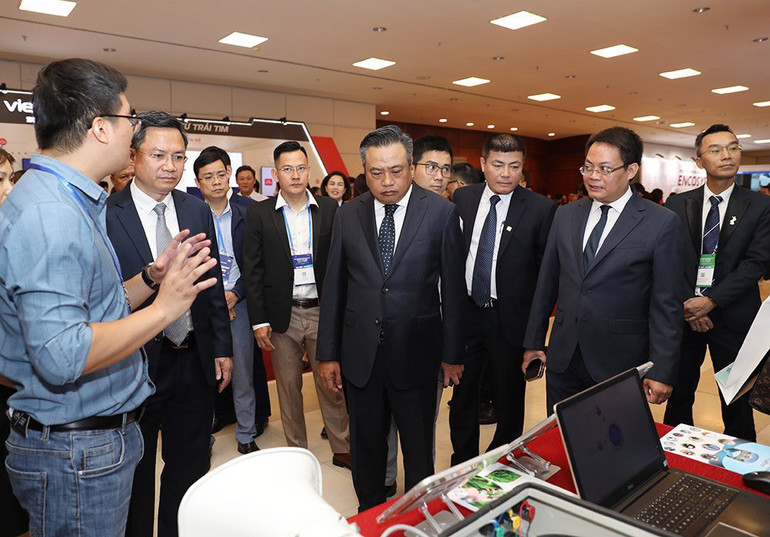 Các đại biểu tham quan triển lãm các thành tựu và giải pháp chuyển đổi số, xây dựng đô thị thông minh.