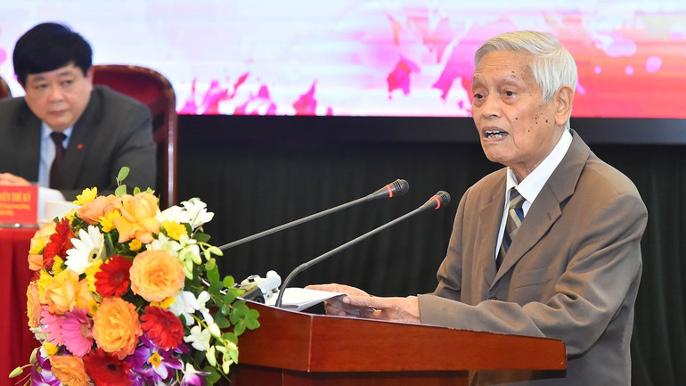 Nhạc sĩ Doãn Nho ngẫu hứng hát bài &quot;Ngày mùa&quot; của nhạc sĩ Văn Cao.