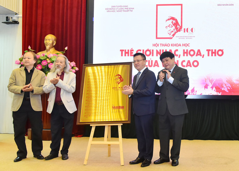 Tổng Biên tập Báo Nhân Dân Lê Quốc Minh và Phó Giáo sư, Tiến sĩ, nhà văn Nguyễn Thế Kỷ trao tặng món quà đặc biệt kính tặng đại diện gia đình nhạc sĩ Văn Cao.