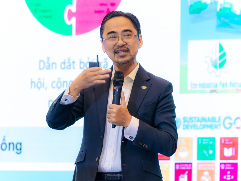 Ông Phan Thanh Sơn, Phó Chủ tịch điều hành, Giám đốc phát triển kinh doanh Công ty Hệ thống Thông tin FPT đưa ra những sáng kiến về chủ đề “Quy hoạch, xây dựng, vận hành thông minh, bền vững dựa trên trên nền tảng dữ liệu".