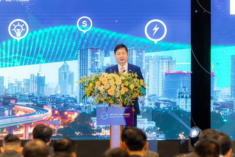 Ông Trương Gia Bình, Chủ tịch Hội đồng Sáng lập VINASA, Chủ tịch Hội đồng quản trị FPT phát biểu khai mạc Smart City Summit 2023.