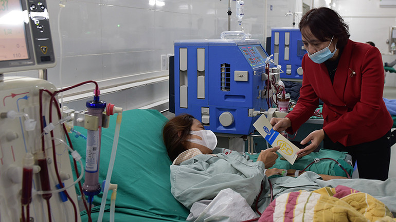 Lãnh đạo Bảo hiểm xã hội Hà Nội trao tặng quà cho bệnh nhân tại Bệnh viện Thận Hà Nội. (Ảnh: BT)