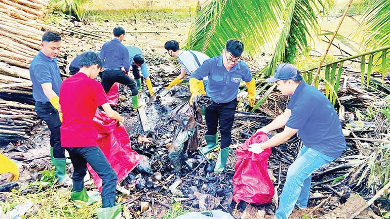 Đoàn viên, thanh niên huyện Mỏ Cày Nam (tỉnh Bến Tre) tham gia dọn dẹp vệ sinh môi trường.