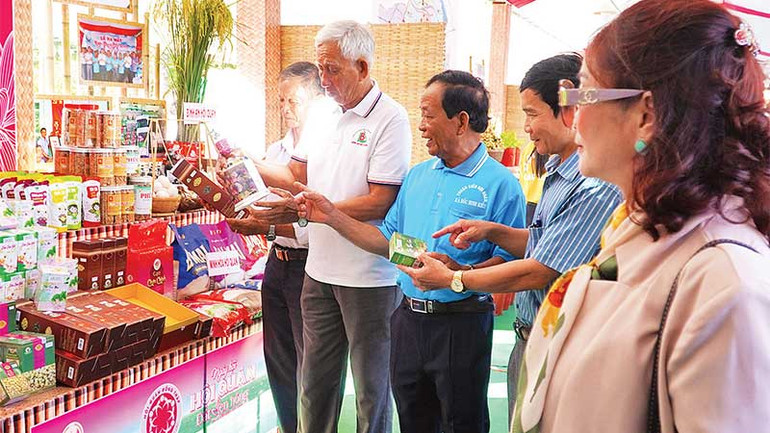 Giới thiệu không gian trưng bày sản phẩm khởi nghiệp của huyện Tháp Mười, tỉnh Đồng Tháp.