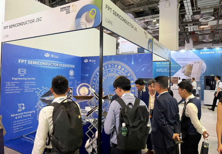 Nhiều khách tham quan ghé thăm gian hàng của FPT tại triển lãm.