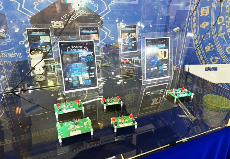 Minh họa một số sản phẩm thuộc hệ sinh thái FPT Chip Inside tại gian hàng.