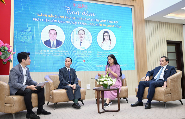 Các diễn giả tham dự Tọa đàm Chiến lược sàng lọc, chẩn đoán và điều trị ung thư đại trực tràng tại Việt Nam.