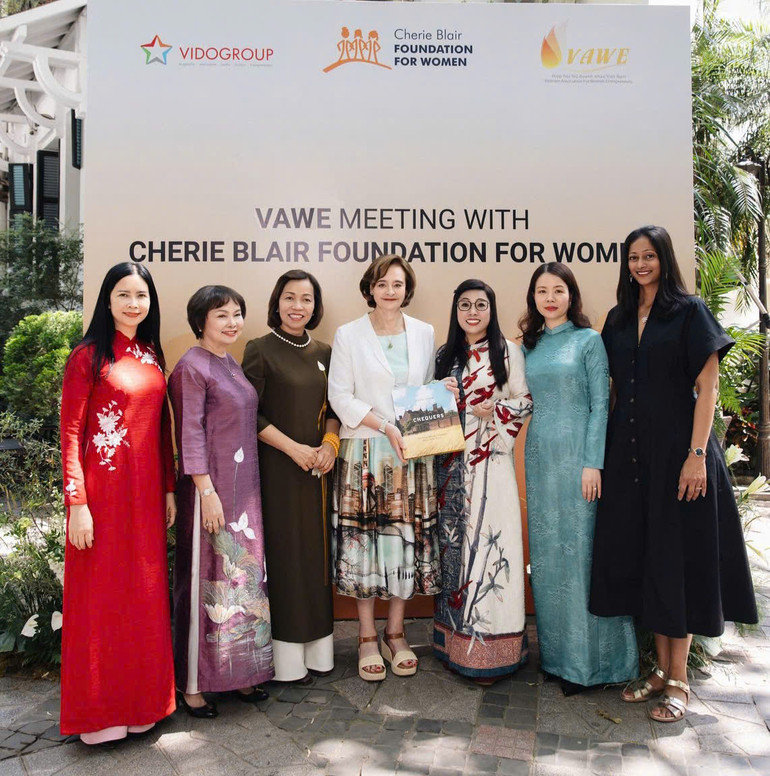 Các đại biểu chụp ảnh lưu niệm.