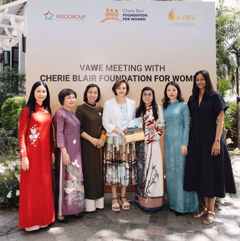 Các đại biểu chụp ảnh lưu niệm.