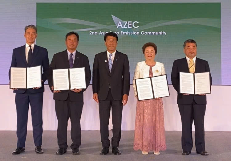 Bà Nguyễn Thị Nga, Chủ tịch Tập đoàn BRG cùng đại diện các bên tham gia lễ trao biên bản ghi nhớ hợp tác, dưới sự chứng kiến của ông Ken Saito, Bộ trưởng Kinh tế, Thương mại và Công nghiệp Nhật Bản (đứng giữa)