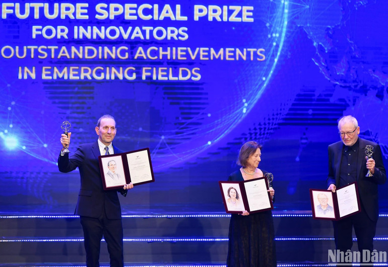 Giáo sư Daniel Joshua Drucker (người Canada), nữ Phó Giáo sư Svetlana Mojsov (Đại học Rockefeller, Hoa Kỳ) và Giáo sư Jens Juul Holst (Đại học Copenhagen, Đan Mạch) trong lễ trao giải VinFuture 2023. Ảnh: THÀNH ĐẠT Giáo sư Daniel Joshua Drucker (người Canada), nữ Phó Giáo sư Svetlana Mojsov (Đại học Rockefeller, Hoa Kỳ) và Giáo sư Jens Juul Holst (Đại học Copenhagen, Đan Mạch) trong lễ trao giải VinFuture 2023. Ảnh: THÀNH ĐẠT