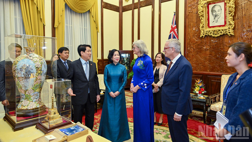 Chủ tịch nước Lương Cường cùng Phu nhân và Toàn quyền Australia Sam Mostyn cùng Phu quân trao tặng phẩm tại chiêu đãi.