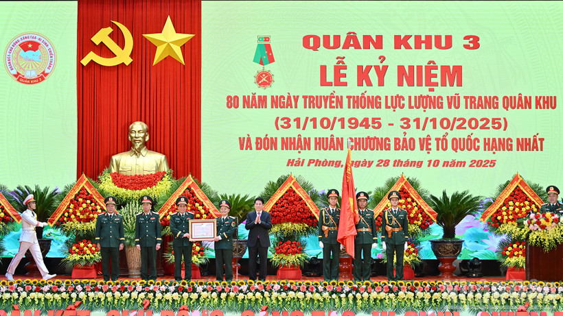 Chủ tịch nước Lương Cường trao Huân chương Bảo vệ Tổ quốc hạng Nhất tặng Lực lượng vũ trang Quân khu 3.