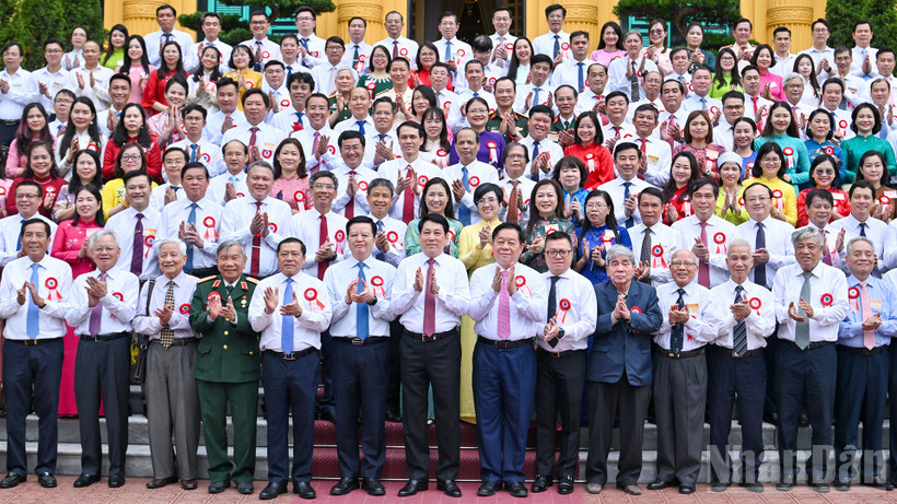 Chủ tịch nước Lương Cường cùng các đại biểu và các nhà báo, người làm báo tiêu biểu tại buổi gặp mặt.