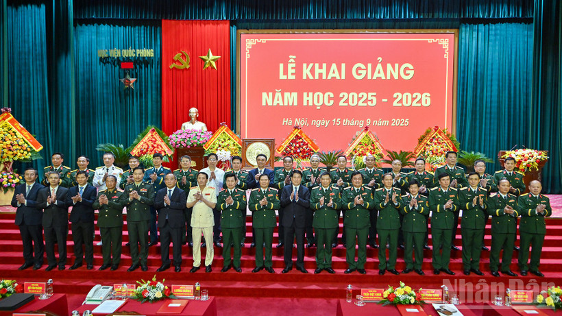 Chủ tịch nước Lương Cường với các đồng chí lãnh đạo Bộ Quốc phòng, Học viện Quốc phòng và đại biểu tại lễ khai giảng.