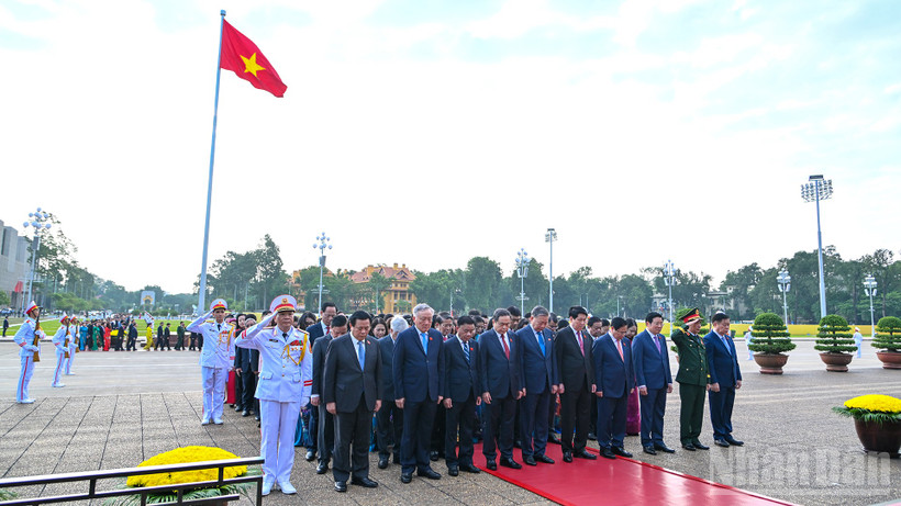 Tổng Bí thư Tô Lâm, Chủ tịch nước Lương Cường, Thủ tướng Phạm Minh Chính, Chủ tịch Quốc hội Trần Thanh Mẫn cùng các đồng chí lãnh đạo Đảng, Nhà nước, đại biểu Quốc hội thành kính tưởng nhớ Chủ tịch Hồ Chí Minh.