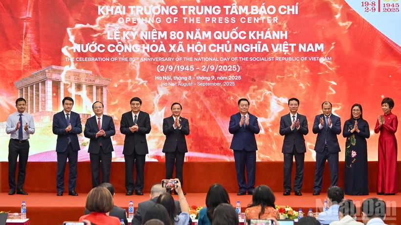 Các đại biểu thực hiện nghi thức bấm nút khai trương Trung tâm Báo chí Lễ kỷ niệm 80 năm Quốc khánh. 