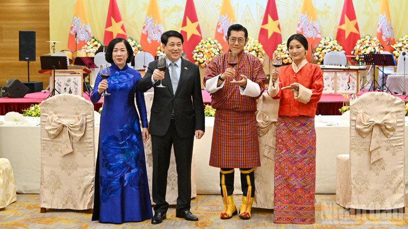 Chủ tịch nước Lương Cường và Phu nhân Nguyễn Thị Minh Nguyệt cùng Quốc vương Bhutan Jigme Khesar Namgyel Wangchuck và Hoàng hậu Jetsun Pema nâng ly tại chiêu đãi.