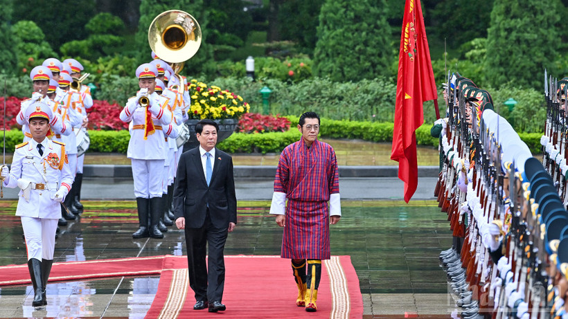 Chủ tịch nước Lương Cường và Quốc vương Bhutan Jigme Khesar Namgyel Wangchuck duyệt Đội Danh dự Quân đội nhân dân Việt Nam tại lễ đón.
