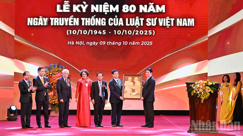 Chủ tịch nước Lương Cường trao quà tặng Liên đoàn Luật sư Việt Nam tại lễ kỷ niệm.